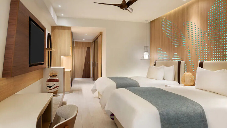 Junior Suite Swim Up Double (13+) 